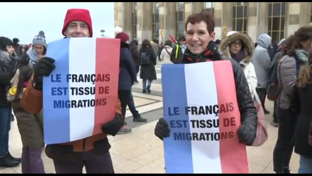 a-parigi-sfilano-in-migliaia-contro-la-legge-sull’immigrazione